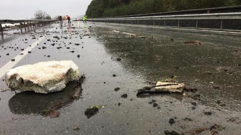 Karadeniz'in dalgaları taşları sahil yoluna sürükledi