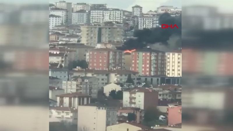 Ümraniye'de binanın çatısında yangın çıktı