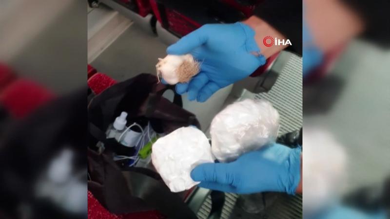 Narkotik köpeği uyuşturucuyu bulamasın diye sarımsakların arasına gizlediler