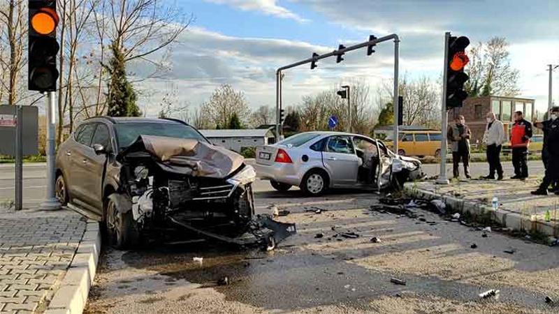 Sakarya'da otomobil ile cip çarpıştı: İki yaralı