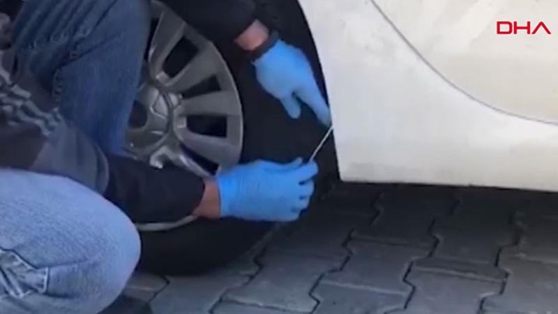 Otomobilin çamurluklarına gizlenen 1 kilo uyuşturucuyu 'honaz' buldu
