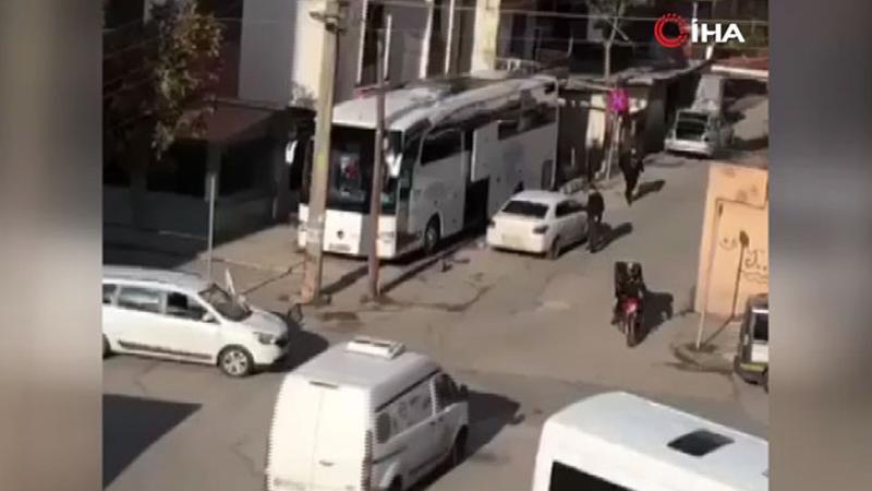 İki grup arasında silahlı çatışma kamerada