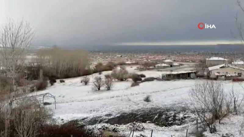 Van’ın kent merkezine mevsimin ilk karı yağdı
