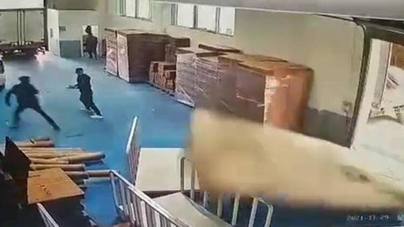 Tekstil atölyesinde fırtına dehşetini yaşadılar... O anlar kamerada