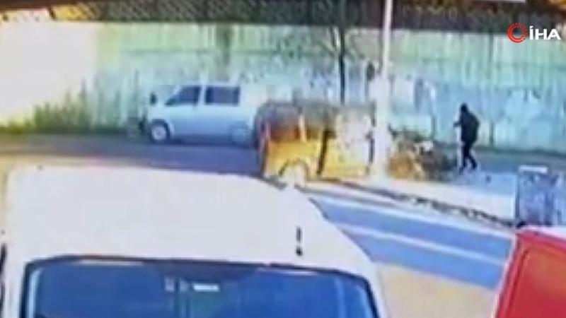 Araçların arasında kalmaktan kıl payı kurtuldu
