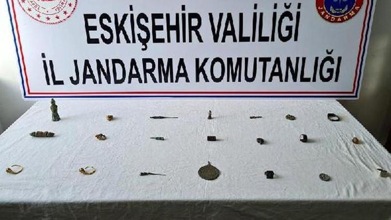 Satmak için tarihi eserlere müşteri ararken jandarmaya yakalandılar
