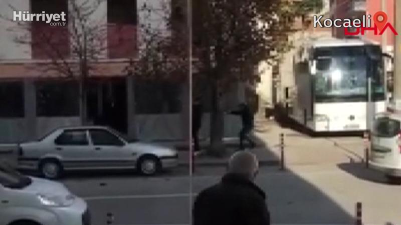 Caddedeki silahlı çatışmada yaralananlardan biri öldü; olay anı kamerada