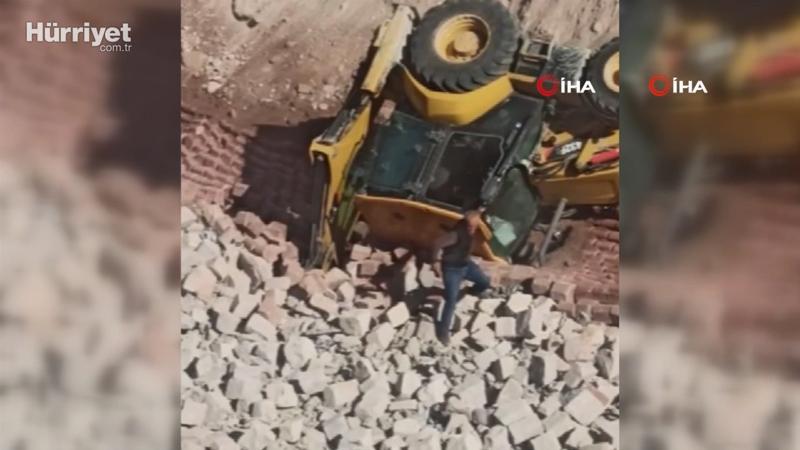 İstinat duvarı çöktü, iş makinesi aşağı düştü