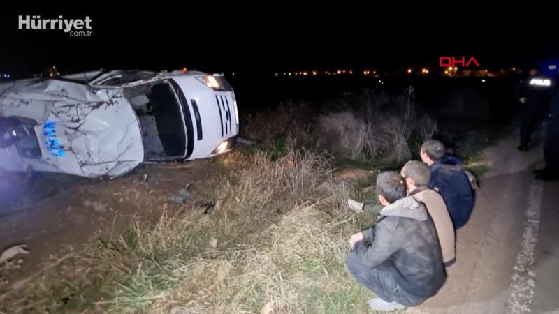 Kaçak göçmenleri taşıyan minibüs, polisten kaçarken devrildi
