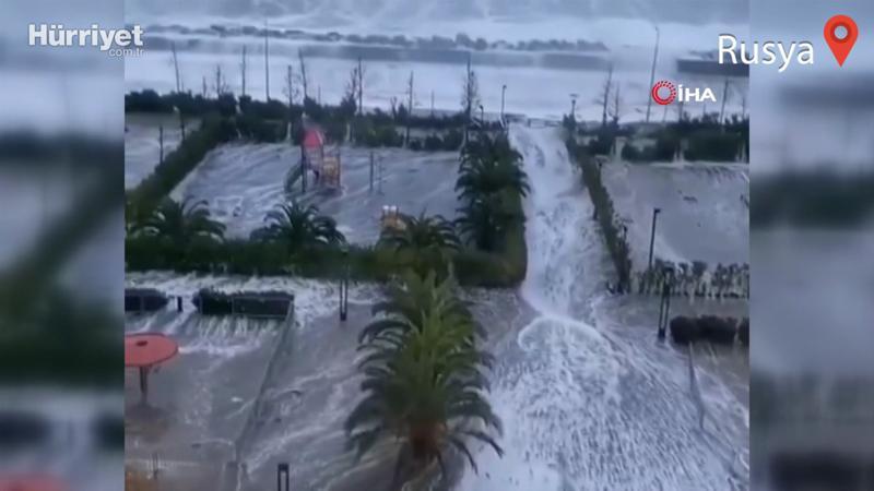 Soçi sahilleri dev dalgalara teslim