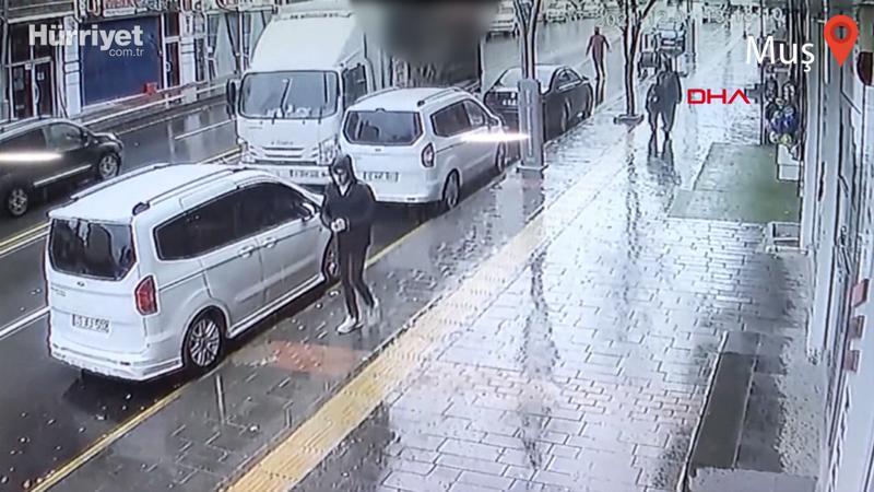 El freni çekilmeyen kamyonet park halindeki araçlara çarptı; o anlar kamerada