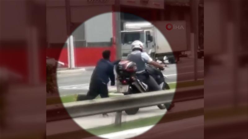 Polis, motoruna kelepçelediği şüpheliyi peşinden koşturdu!
