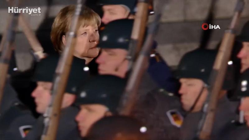 Başbakanlığı devredecek olan Merkel'e Alman ordusundan veda töreni