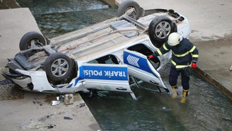 Direksiyonu kilitlenen polis aracı dereye düştü