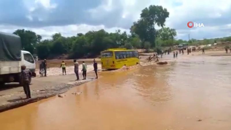 Kenya’da taşan nehri geçmek isteyen otobüs devrildi: 20 ölü