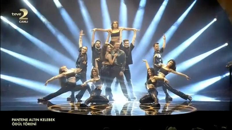 Sahne şovu ile dikkat çeken Edis, davetlilere müzik ziyafeti yaşattı.