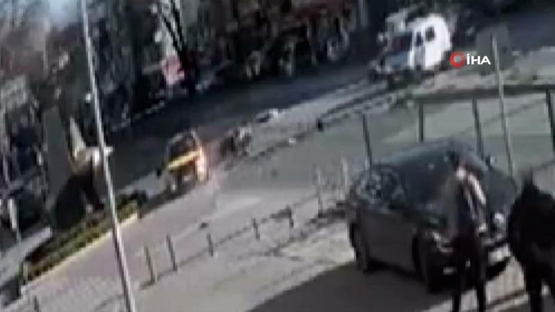 Kırmızı ışık ihlali yapan taksi ile ters yöne giren motosiklet çarpıştı