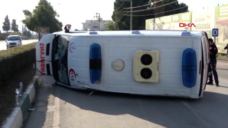 Osmaniye'de yaralı taşıyan ambulans devrildi
