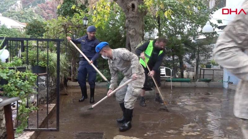 Jandarma, sel mağdurlarının ev ve bahçelerini temizledi