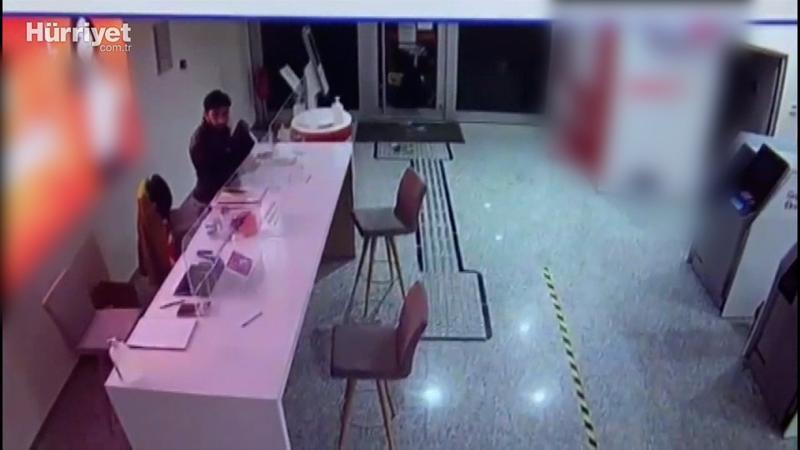 İzmir'de taşla camını kırdığı bankaya girip 4 tablet çaldı