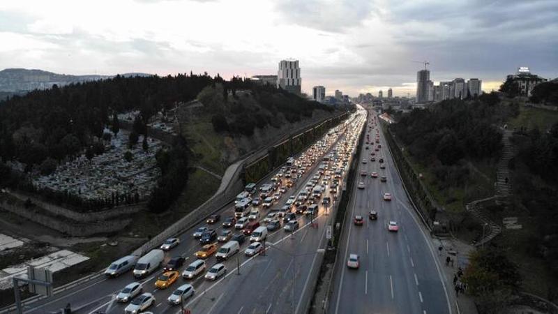 Maltepe'de D-100 karayolu daraltıldı, kilometrelerce trafik oluştu