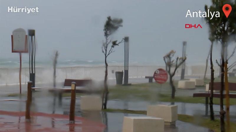 Antalya'da lodos etkili oluyor! Denizde dev dalgalar oluştu