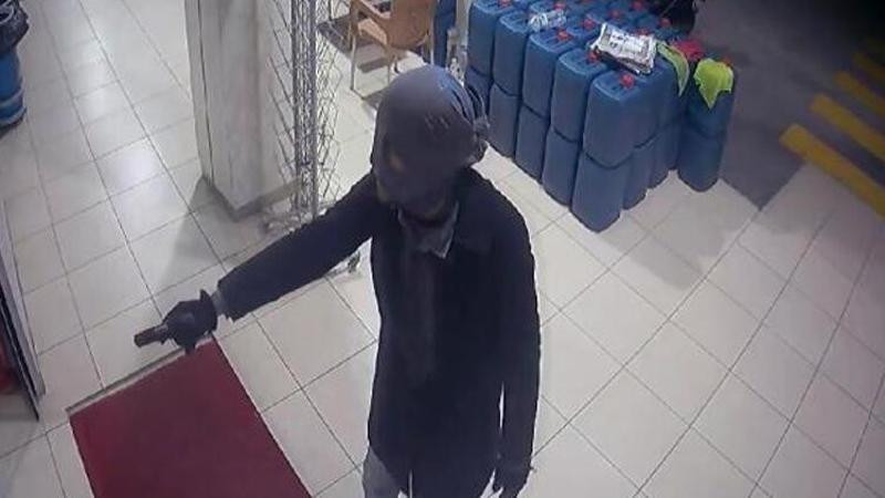 Tişörtle yüzünü gizleyip soygun yaptı! İşte o anlar