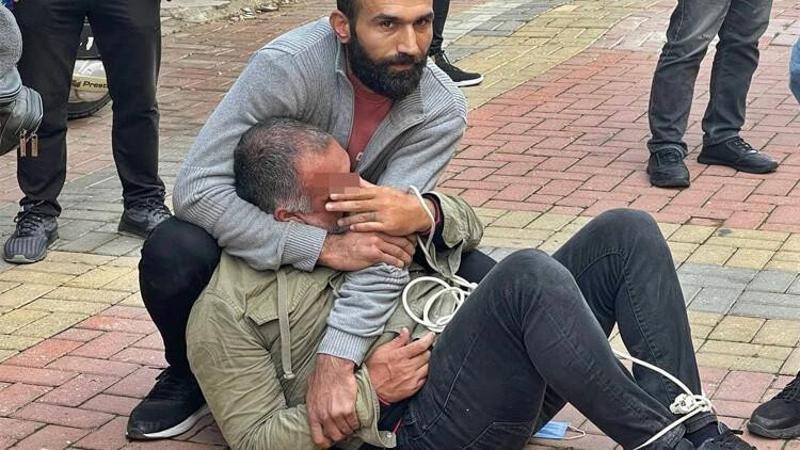 Dolandırıcılık şüphelisi, esnaf tarafından yakalanıp kaçmaması için elektrik kablosuyla bağlandı