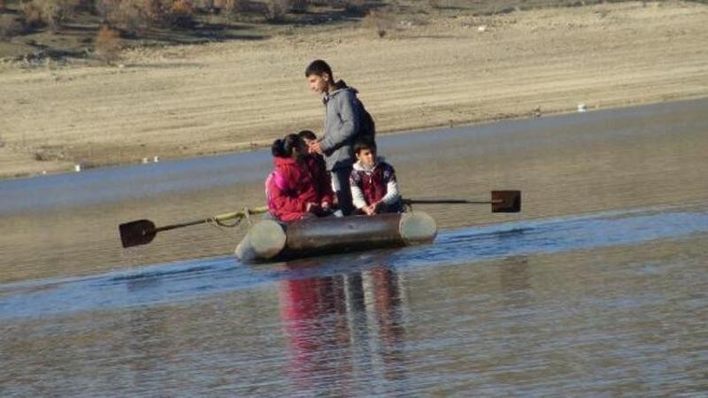 Okula gitmek için her gün kayıkla baraj gölünü geçiyorlar