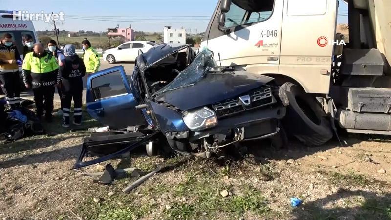 Kamyonun çarptığı otomobil hurdaya döndü: 2 ölü