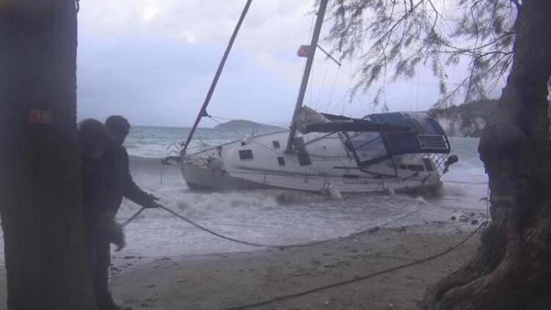 Bodrum'da fırtına etkili oldu, yelkenli tekne karaya oturdu
