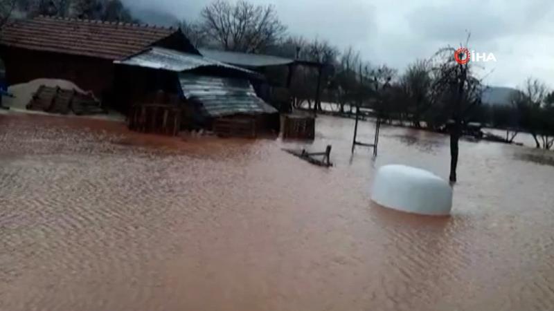 Burdur'da aşırı yağış mahalleyi göle çevirdi