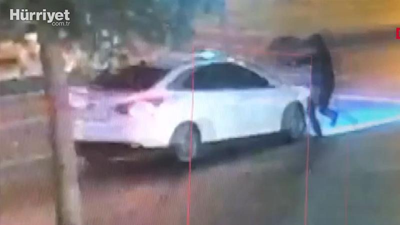 Beyoğlu'nda 2 kişinin yaralandığı silahlı saldırı kamerada