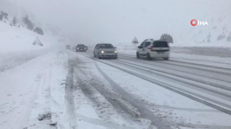 Antalya-Konya karayolunda yoğun kar yağışı etkili oldu