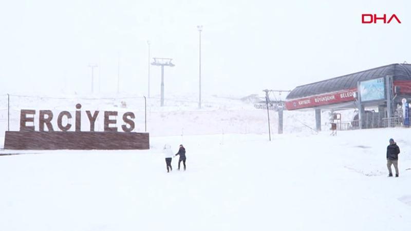 Erciyes Kayak Merkezi'nde kar yağışı etkili oldu