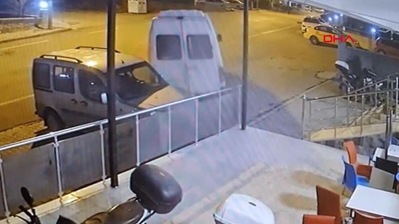Freni boşalan minibüs, hafif ticari araca çarpıp iş yerine daldı; o anlar kamerada