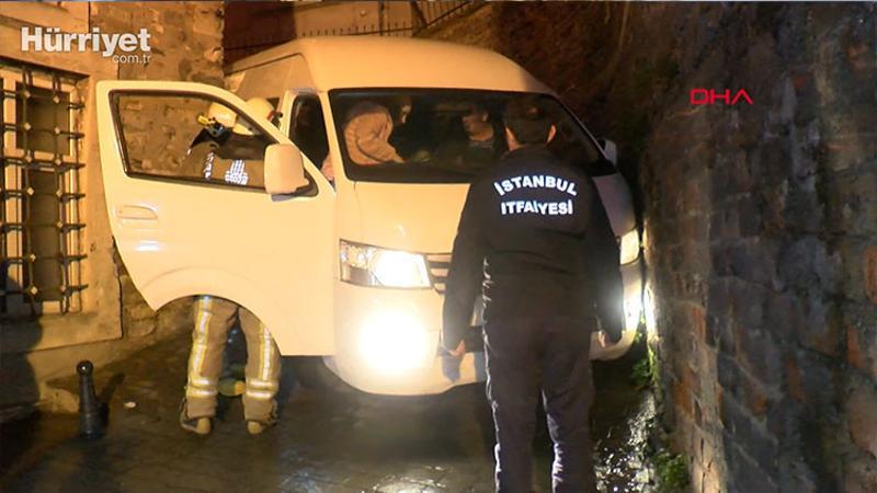 Beyoğlu'nda sokakta sıkışan minibüs ile içindekileri itfaiye kurtardı