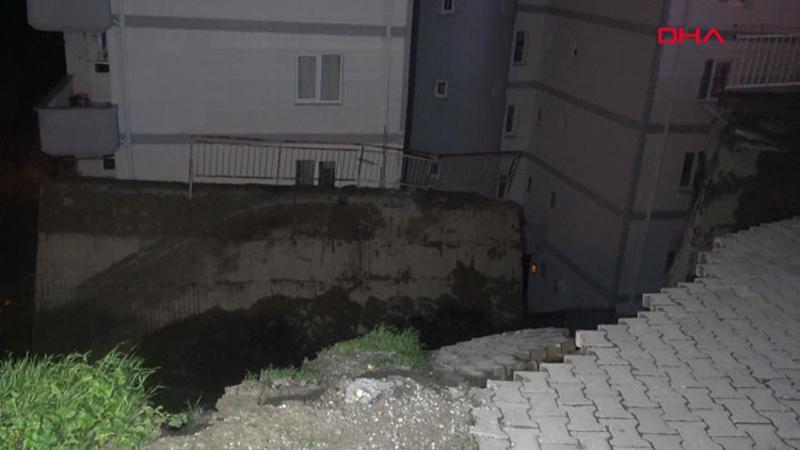 İzmir'de istinat duvarı çöktü: 88 daire boşaltıldı