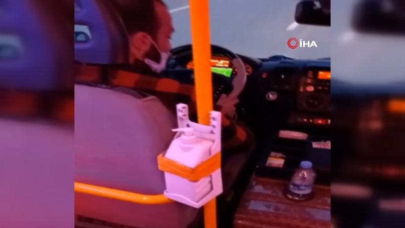 Minibüs sürücüsü pes dedirtti! Seyir halindeyken maç izledi