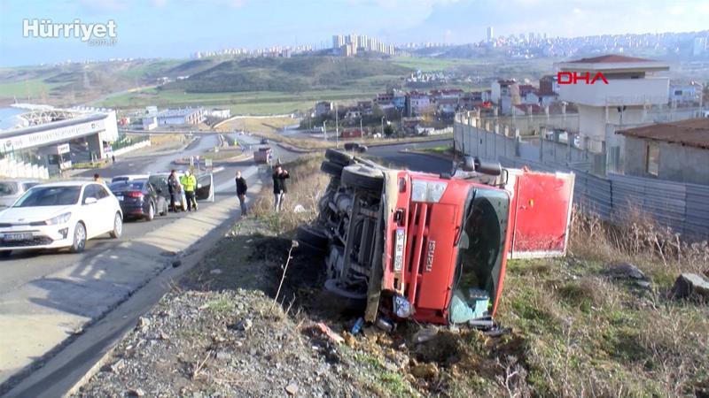 Başakşehir'de kamyonet devrildi, emniyet kemeri takılı olan sürücü hafif yaralandı