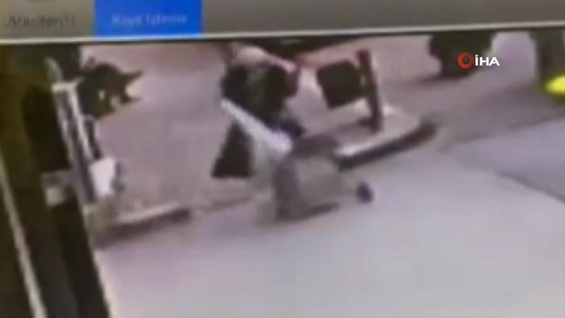 Anne ile bebeğinin ölümden saniyelerle kurtulduğu anlar kamerada!