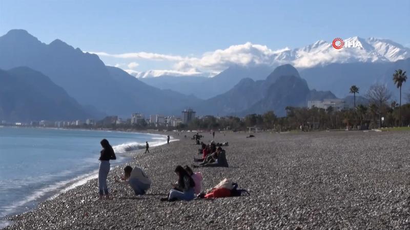 Türkiye donarken Antalya'da güneşi gören sahile geldi