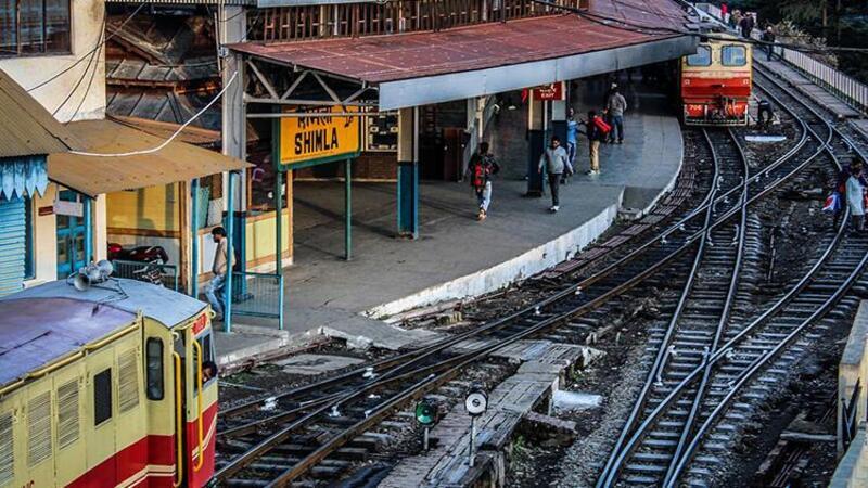 Hindistan'da yolcu treni raydan çıktı! Ölü ve yaralılar var