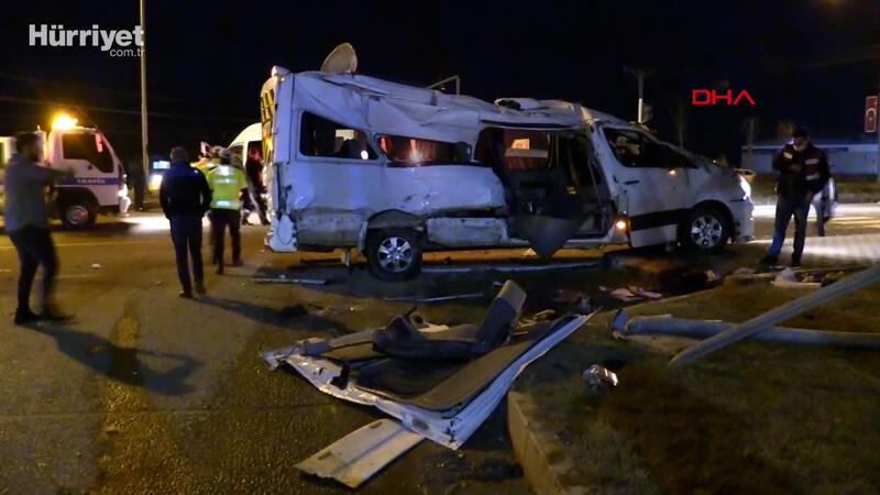  İki servis minibüsü ile TIR'ın karıştığı kazada 11 kişi yaralandı