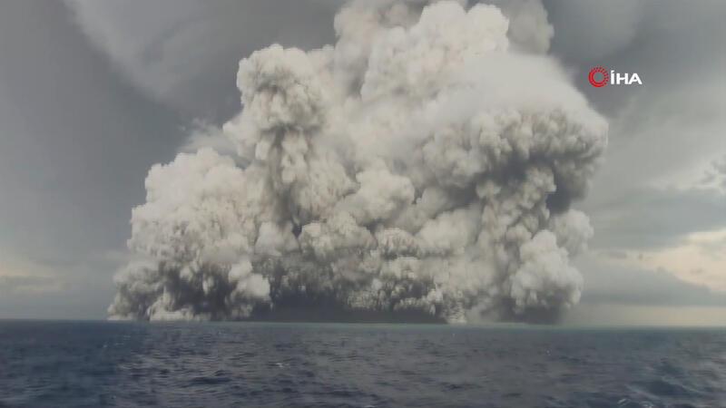 Tonga’da yanardağ patlamasının ardından kıyı bölgeleri sular altında kaldı