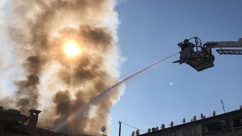 İzmir'de 'bit pazarı' alanında yangın paniği