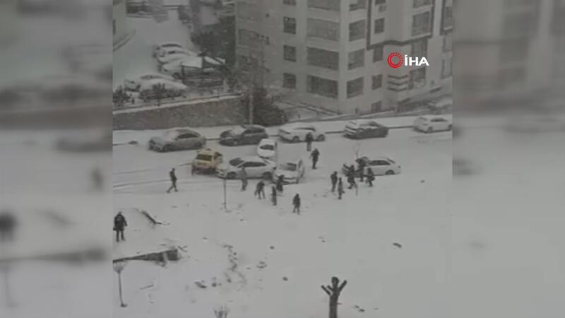 Elazığ'da kar yağışı etkili oldu, rampada kayan araçlar birbirine böyle çarptı