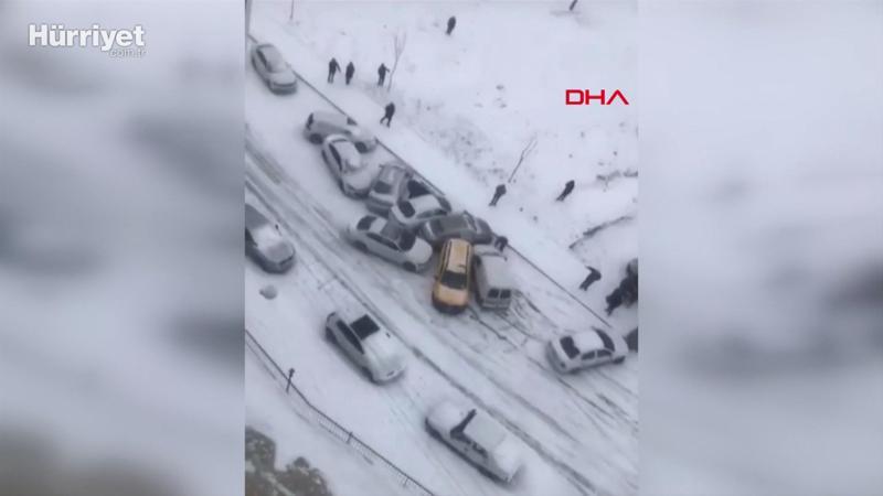 Buzlanan yolda 10 aracın birbirine girdiği kaza kamerada