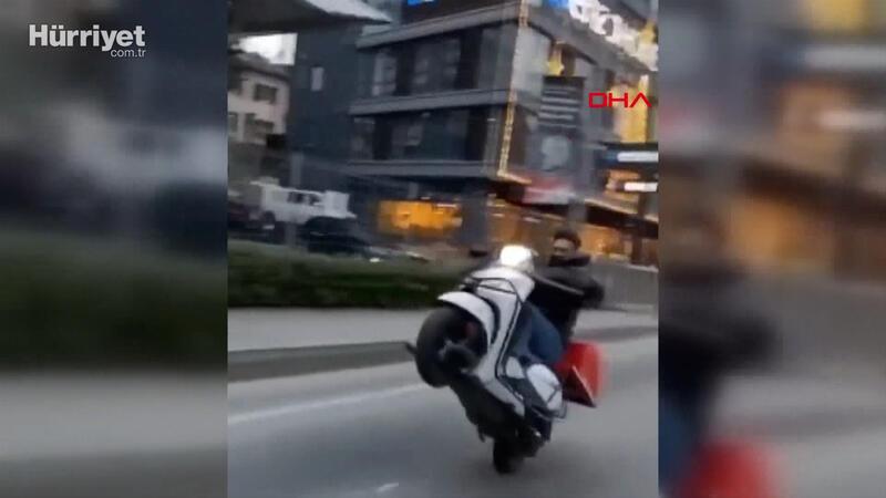 Beyoğlu'nda kuryenin motosikletle tek teker yolculuğu kamerada