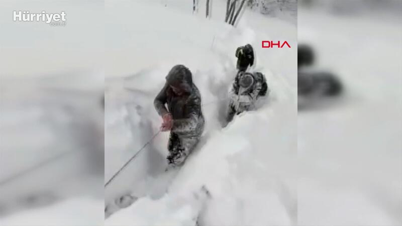 Karda patika yolda mahsur kalan 4 kişi kurtarıldı